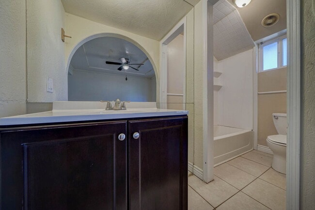 Building Photo - 2133 W Morten Ave