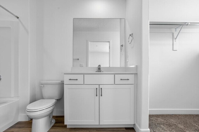 Building Photo - MOVE IN READY! 3 Bedroom townhome in long valley!