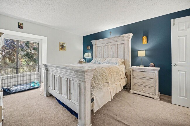 Building Photo - Cozy & Spacious 2BR Top-Floor Condo in Lakewood