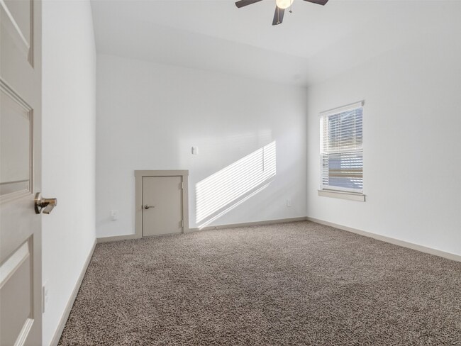 Building Photo - 818 Kingwood Dr