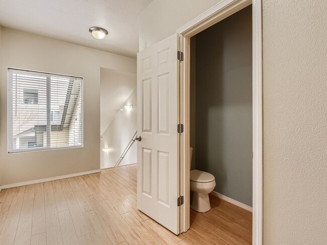 Building Photo - Beautiful 3 Bed 3 Bath Kirkland Townhome @...