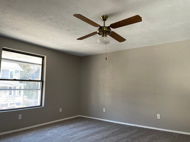 Building Photo - 627 Fountain St