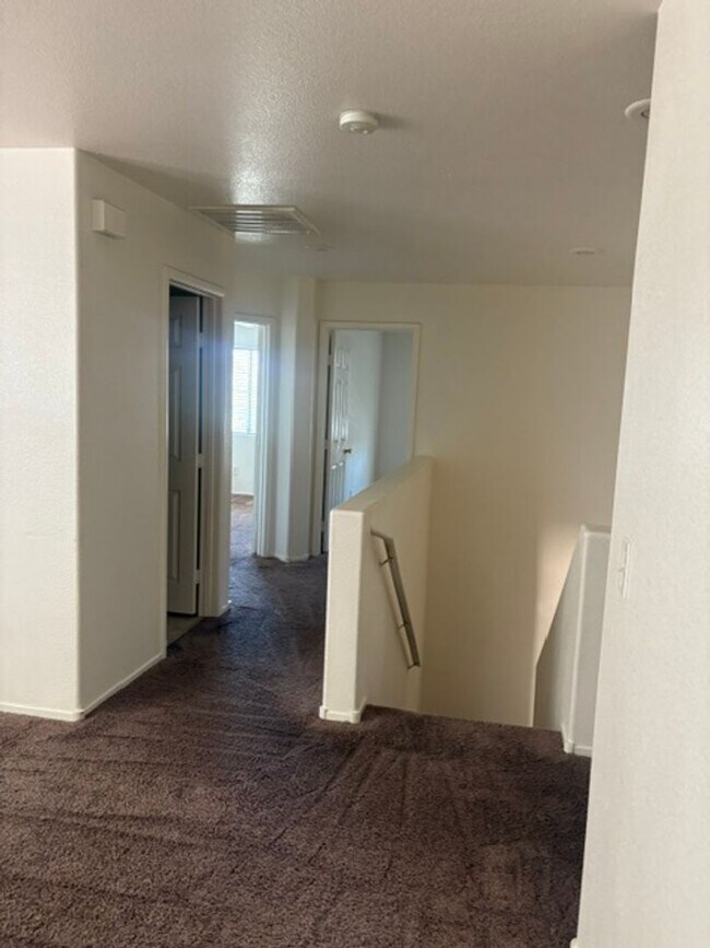 Building Photo - 3 bedroom house with 2.5 bathrooms