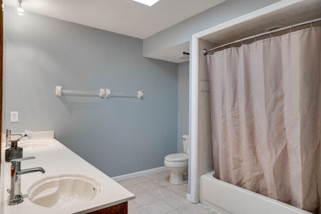 Building Photo - FOR RENT!!! STUNNING AND SPACIOUS SINGLE FAMILY HOME WITH LAKE VIEW...