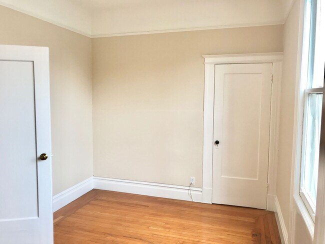 Building Photo - Top Floor Huge 4BR Flat, In Unit Laundry i...