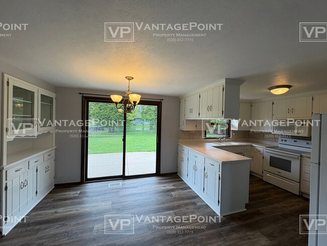 Building Photo - 4220 Hillcrest Dr