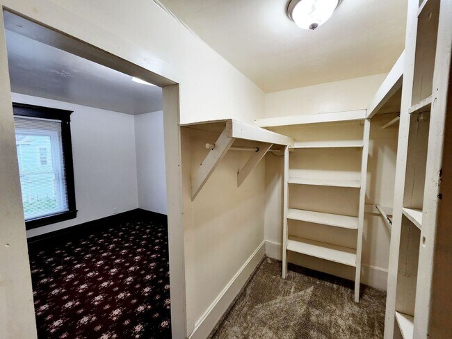 Building Photo - 5 Bedroom/ 2 Bathroom House - Downtown Available - 06/04/2026