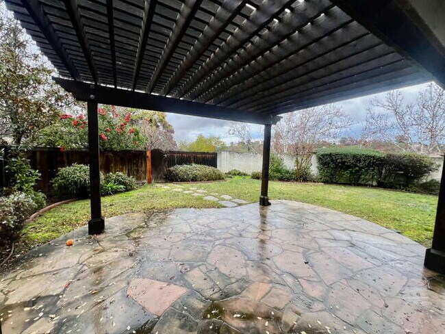 Building Photo - 116 Burgundy Ct