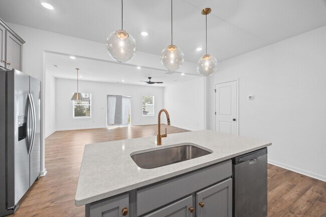 Building Photo - Stunning 3-bed, 2.5 bath townhome in Penley Place of Clover!