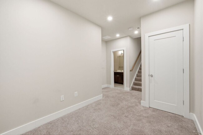 Building Photo - Georgia Row Townhome | 2 Bed | 2.5 Bath | 1,400 Sf | Juliet Balcony | 1 Assigned Parking Space