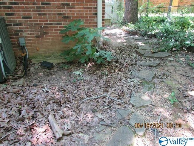 Building Photo - 11410 Woodcrest Dr SE