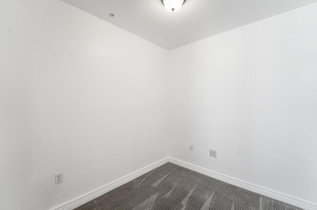 Building Photo - 5450 E Deer Valley Dr