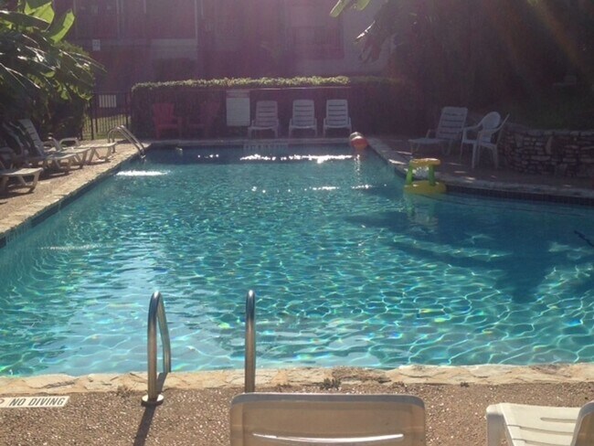 Building Photo - Charming 2BR/2BA Condo in South Congress -...