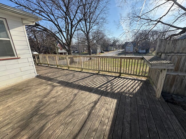 Building Photo - 3 bedroom 1 bath home with a sunroom in Davenport