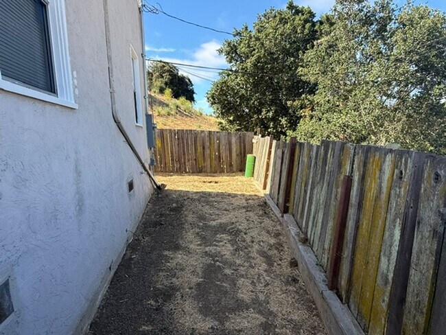 Building Photo - 143 Ladera Dr