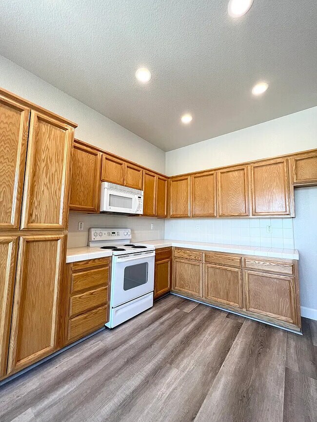 Building Photo - Stunning 4 bedroom 2 bathroom home in Linc...