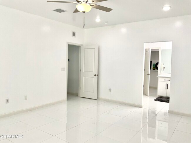 Building Photo - 8919 Eclipse St