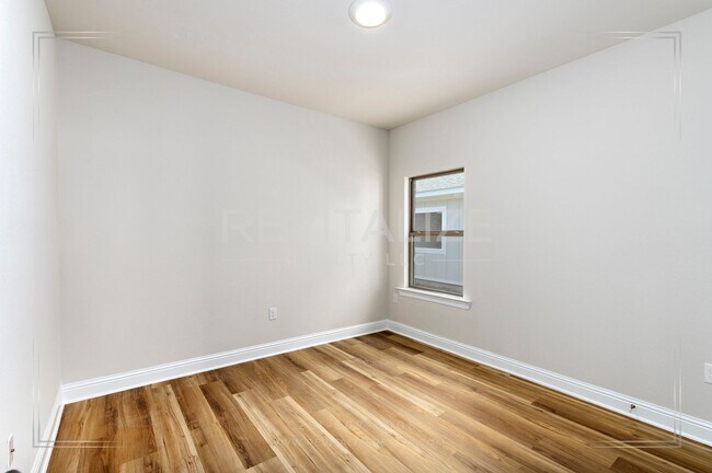 Building Photo - Brand-New 5BR Fairhope Home on Corner Lot with Garage