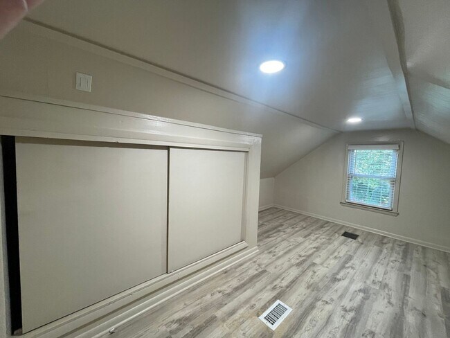 Building Photo - Warm & Spacious 4-Bedroom Single Family Ho...