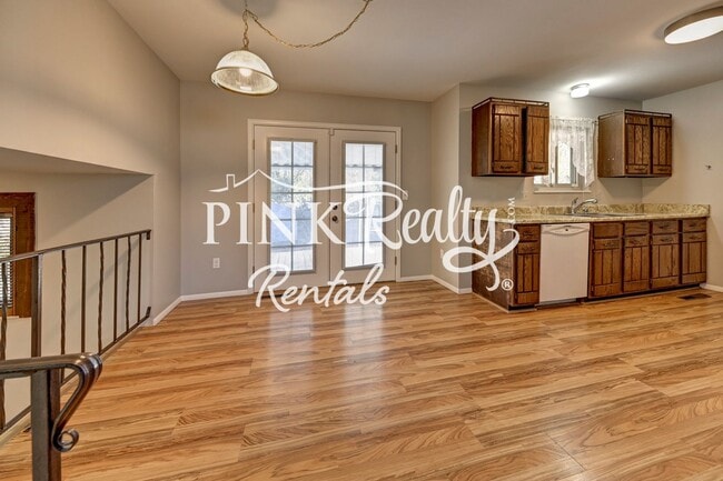 Building Photo - Nice 4 Bedroom Close to Peterson AFB and S...