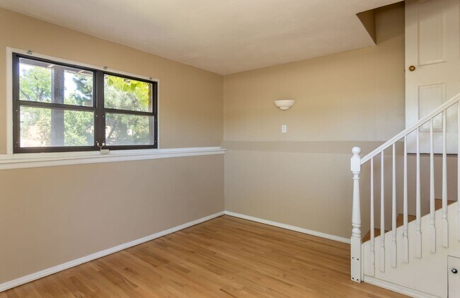 Building Photo - SPRUCE PARK CLASSIC 3/BD 2/BA 2/STORY 2/CG