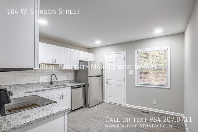 Building Photo - Updated 2 Bedroom 1 Bath Duplex Close to U...