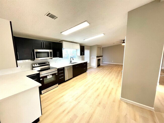Building Photo - 128 Hall Dr S