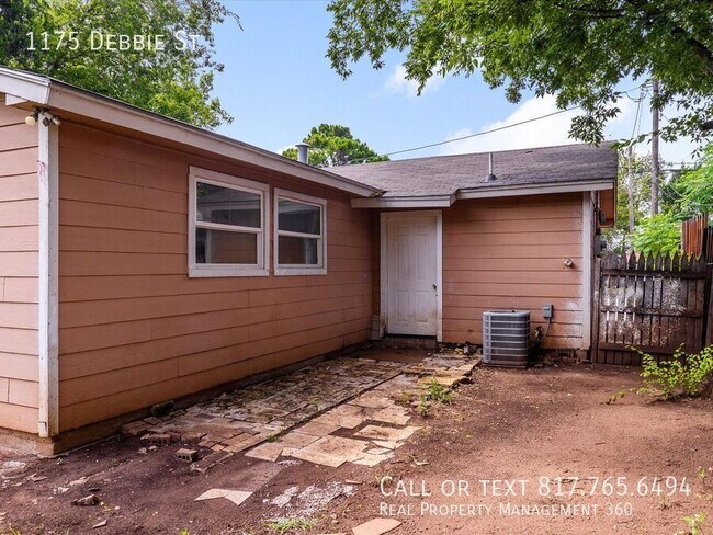 Building Photo - 1175 Debbie Dr