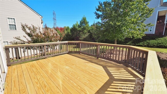 Building Photo - 6860 Lakecrest Ct