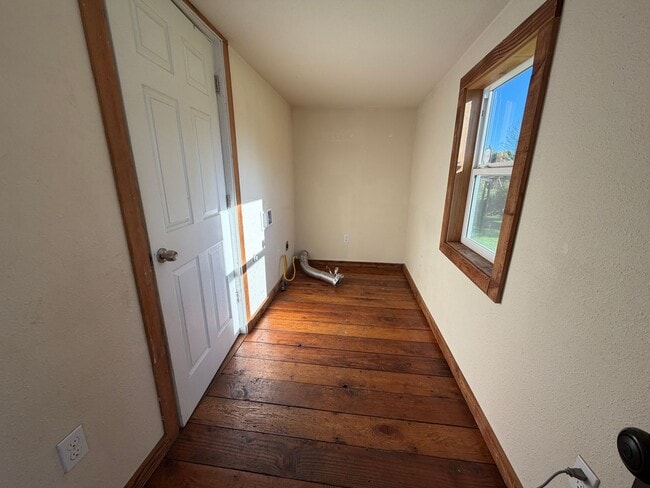 Building Photo - 2 Bedroom 1.5 bath single family home