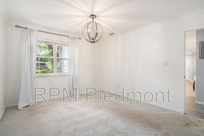 Building Photo - 6820 Glenridge Dr