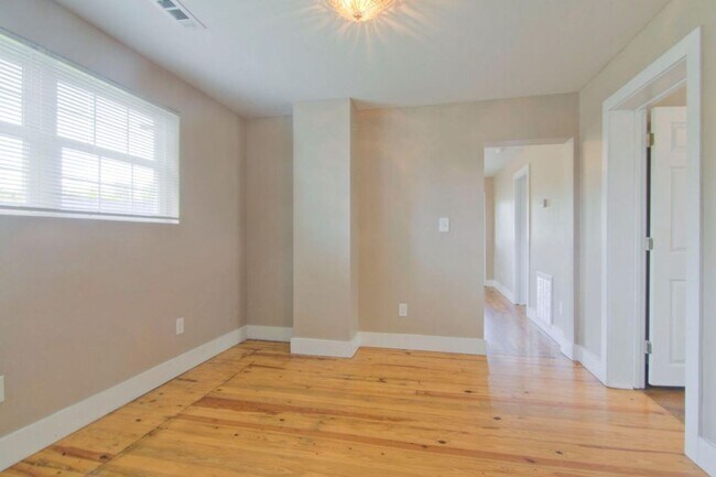 Building Photo - Knoxville 37917 - 2 bedroom, 1 bath home -...