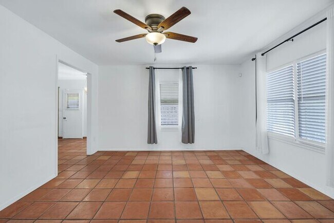 Building Photo - Charming home located in a highly convenient central Phoenix area