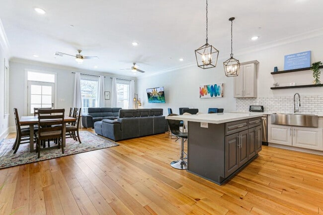 Primary Photo - 1222 Carondelet St