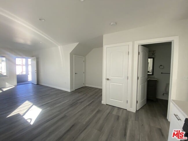 Building Photo - 142 Douglas St