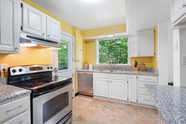 Building Photo - 3 Bed 1.5 Bath - Takoma Park Cottage - Mov...