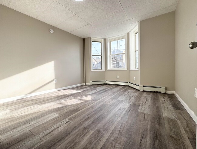 Building Photo - 76 CARLTON Ave