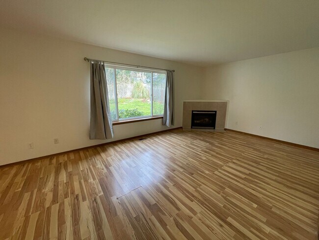 Building Photo - Beautiful 3 Bedroom Home, Pet Friendly!