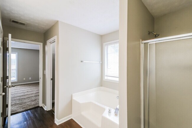 Building Photo - 1122 Cameron Rd