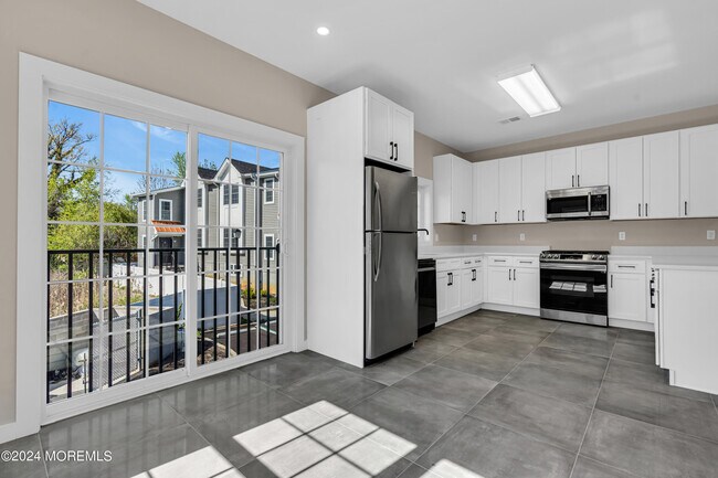 Building Photo - 333 1st St