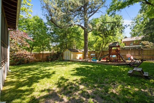 Building Photo - Stunning Historic 4-bedroom home in W Trin...
