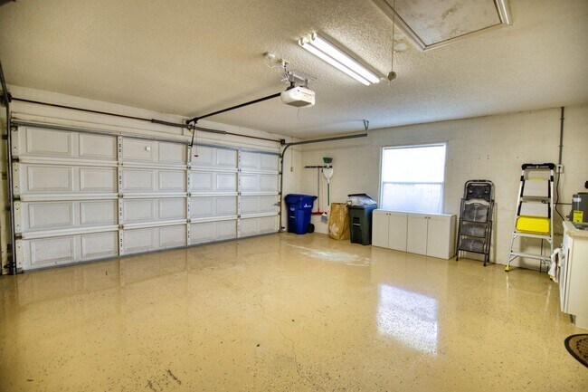 Building Photo - 831 Harrington Lake Ln