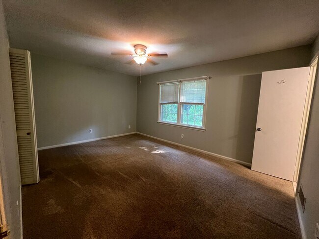 Building Photo - 3 bedroom 2 bathroom single level home in ...
