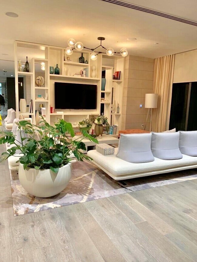 Building Photo - 650 NE 32nd St