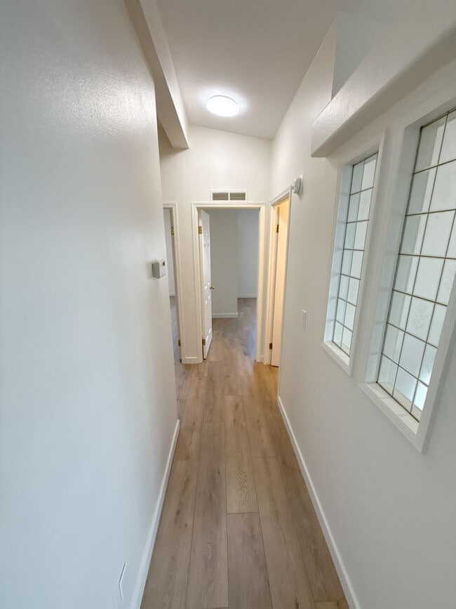 Building Photo - 3 Bedroom, 2 bath house