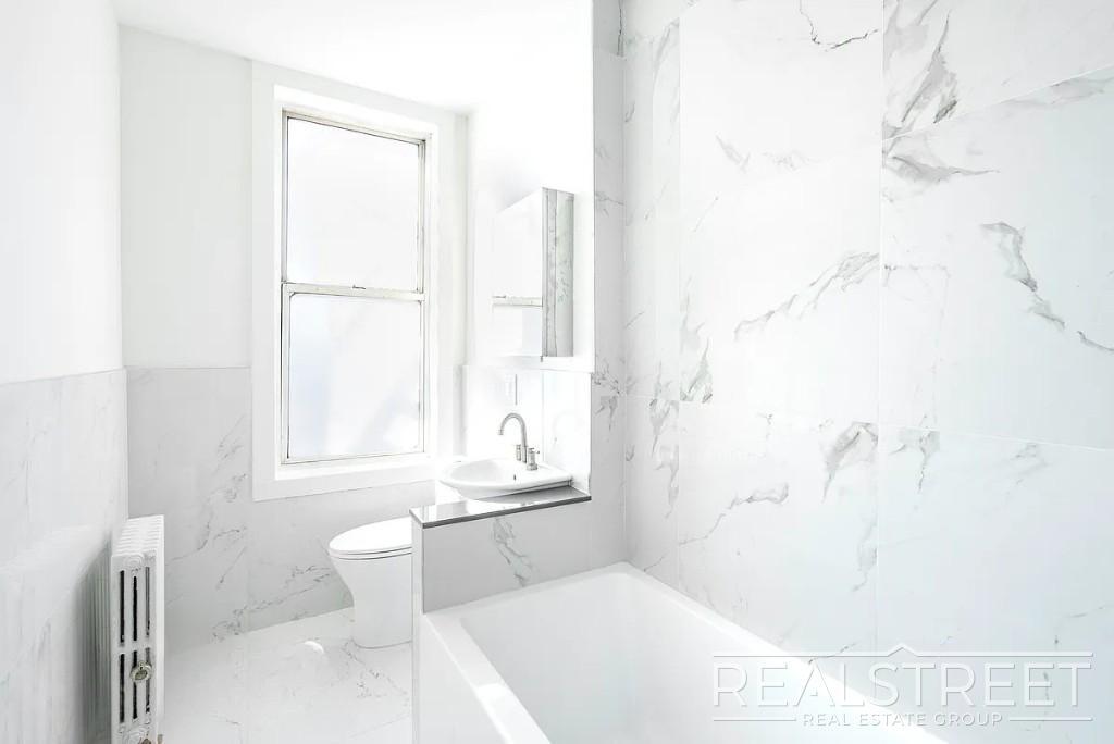 Building Photo - Spacious 2 BED + office in Bushwick