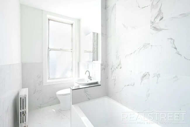 Building Photo - Spacious 2 BED + office in Bushwick