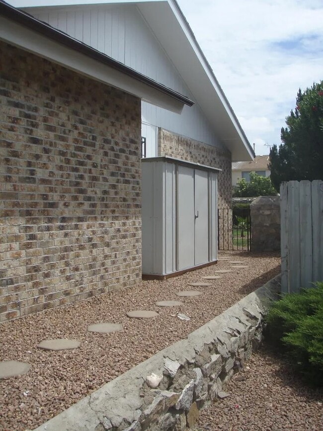 Building Photo - 746 Martha Gale Dr