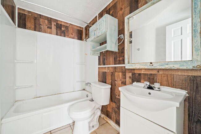 Building Photo - Cozy Efficiency w/ ALL BILLS PAID