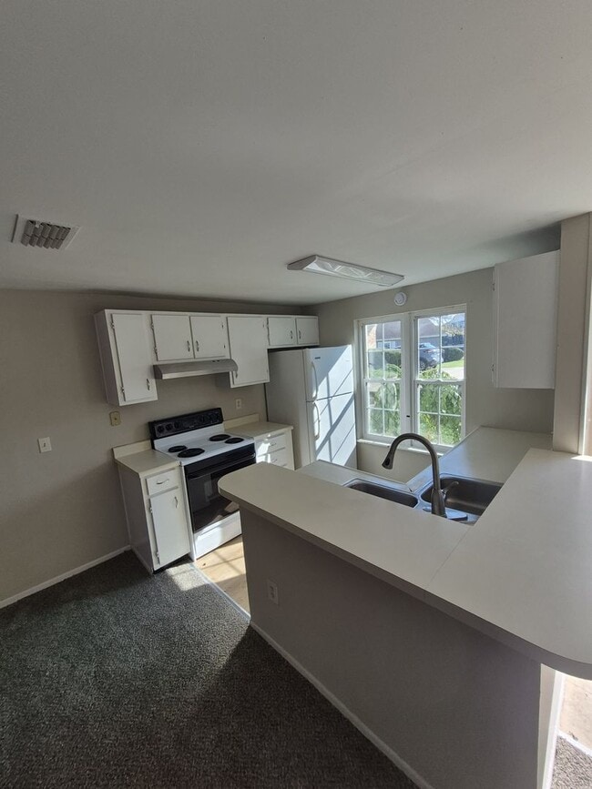 Building Photo - 705 Highland Trce